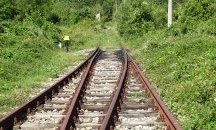 Локомотив блъсна трактор на жп прелез, мъж е в болница