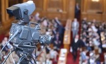 Парламентът обсъжда вота на недоверие на извънредно заседание в понеделник