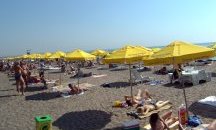 Недопустимо е да се обвързва ползването на чадъри и шезлонги с други услуги на морския плаж