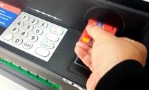 Задържаха санитарка от Covid отделение заради теглени пари от картата на починал пациент