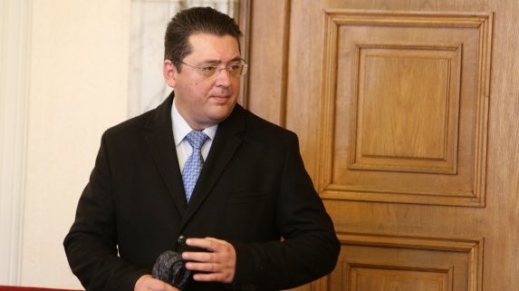 От кабинета на Пламен Узунов са иззети документи за български и чужди граждани