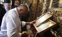 Глобяват премиера и всички журналисти без маски в Рилския манастир
