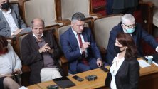 СБЛЪСЪК: „Терориризат“ ли медиите депутатите, като ги снимат без маски?