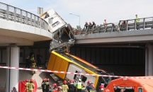 Автобус падна от мост във Варшава, има жертви