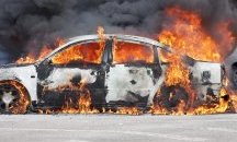 Вандалска проява: Изгориха над 870 коли в новогодишната нощ във Франция
