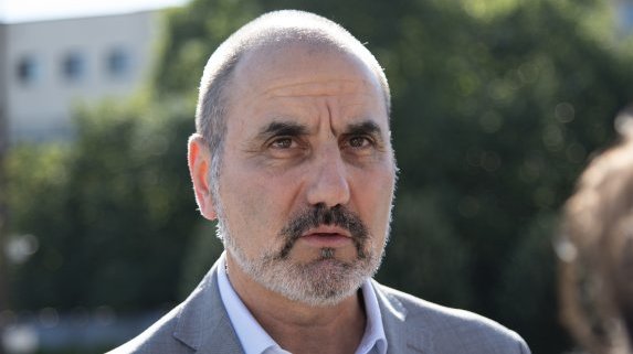 Училища се правят за нуждите на хората, а не за Facebook