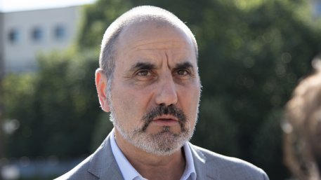 Училища се правят за нуждите на хората, а не за Facebook
