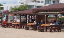 Затвориха всички нощни заведения в курорта Албена