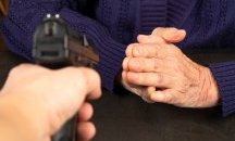 Рецидивисти биха и ограбиха възрастна жена в Белово