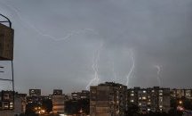 Силна буря събори дървета и затрудни движението в София