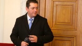 Получавал ли е президентски секретар подарък от бивш митничар?