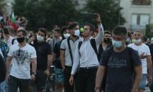 Хиляди искат оставката на Борисов под светещите му прозорци в МС