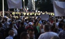 Два протеста блокираха центъра на София, стигна се до сблъсък с полицията