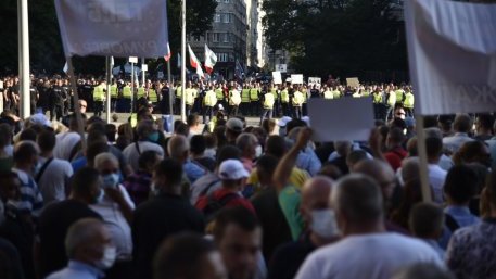 Два протеста блокираха центъра на София, стигна се до сблъсък с полицията
