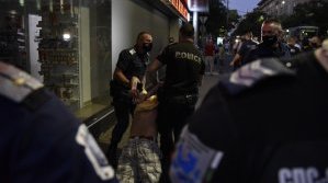 Ситуацията ескалира: Сблъсъци между протестиращи и полиция, има арестувани