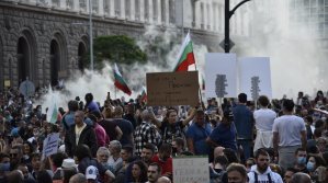 Младежи с черни качулки палиха факли на протеста