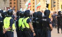 Временно отстраниха полицаите, заснети да бият протестиращ
