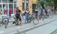 Протестиращи "изстреляха" хартиени ракети към сградата на ВСС
