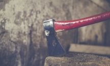 Мъж с брадва нахлу в данъчна служба и рани трима