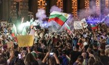 Акцент на деня: Как протестите раздвижиха водата в блатото на управлението?