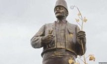 Ленин реже лозе в Украйна с българска носия и калпак