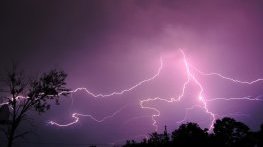 Мълния уби футболен треньор по време на мач