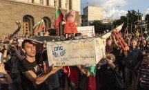 През обектива: Нито слънце, нито дъжд могат да заглушат гласа на народа