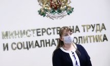 Работим хората да получат заплати, храна, да имат работа, увери Сачева