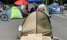 Протестиращи с акция пред 2-ро РПУ, търсят си вещите от Орлов мост