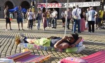 Ден 22 от протестите: Френски омлет, протестен плаж и "мръсните дрехи" на Борисов