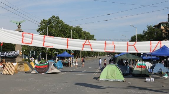 Три ключови кръстовища в София остават блокирани