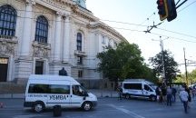 Напрежение на протеста: Полицията блокира бус на „Системата ни убива”