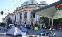 Протестиращи опънаха трети палатков лагер пред Софийския университет