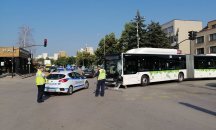Моторист е с опасност за живота след катастрофа с автобус на градския транспорт