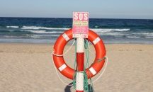 Надпис SOS върху пясъка спаси трима моряци от необитем остров