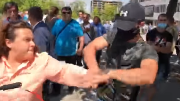 Мъжете с маски на събитието на ГЕРБ се държаха като у дома си, заяви Генка Шикерова