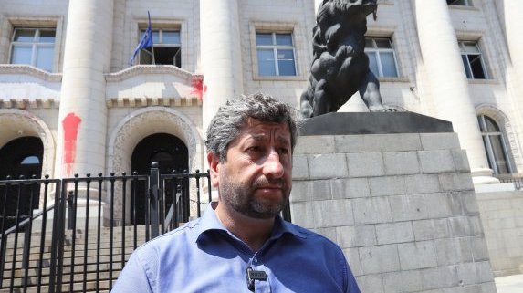 Христо Иванов даде показания за червената боя по Съдебната палата
