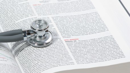 СБЛЪСЪК: Има ли резон в увеличението на таксите за платено обучение по медицина?