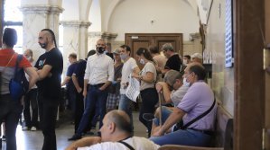 Лидерът на "Възраждане" влезе в Съдебната палата да връчи оставката на Гешев