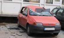 Плоча падна и премаза автомобил пред НАП в София
