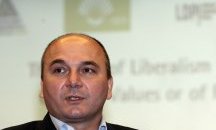 „Управлява поколение, което не помни грешките на миналото“
