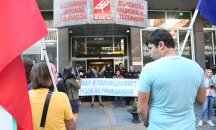 Протестиращи отново блокираха БНТ, замерят сградата с яйца
