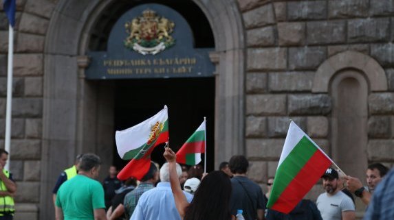 Протестът, ден 109: "Отровното трио" на обиколка в Перник и Дупница