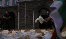 46-и ден на протести: Памперси с надпис "оставка" пред Министерски съвет