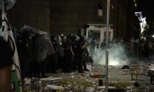 Жандармерията раздели със сила и лютив спрей протеста, докараха водно оръдие