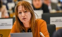 Кметът на Поморие посрещна със скандал Клеър Дейли