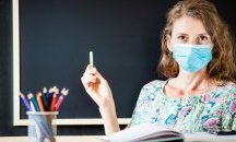 МОН препоръча учителите да са с маски в час
