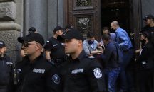 Протестиращи влязоха в Народното събрание, от НСО ги изведоха със сила
