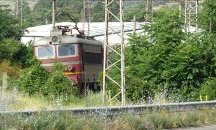 Жена се самоуби на жп линия, разхвърляни по релсите са листи с кредитни задължения