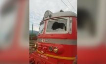 Счупиха локомотивното стъкло на влак в движение, двама души са пострадали